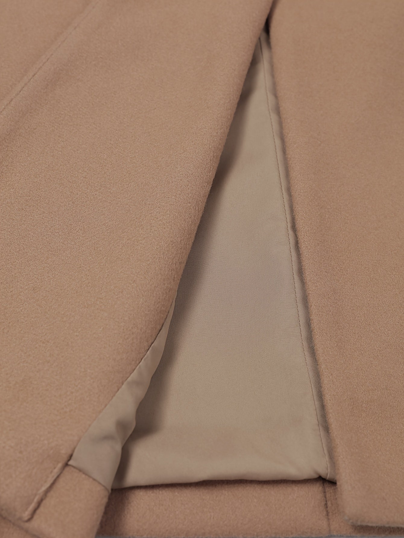 Casaco Longo Elegante Feminino para Inverno - Gola de Lapela e Botões Frontais, Trench Coat Sobretudo Sob Medida, Para Uso Formal e Casual, Lavável na Máquina (Detalhe de Bolso) - Roupa de Outono/Inverno