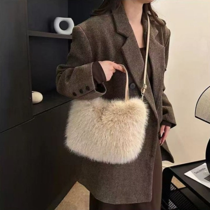 A Plush Women'S Shoulder Bag, a Stylish Autumn And Winter Hand-Held Bucket Crossbody Fur Bag, a Versatile Solid Color Faux Fox Fur Large Capacity Tote Bag, Available in Six Colors Suitable for Daily Commuting, Parties, Christmas, Thanksgiving, And Halloween.