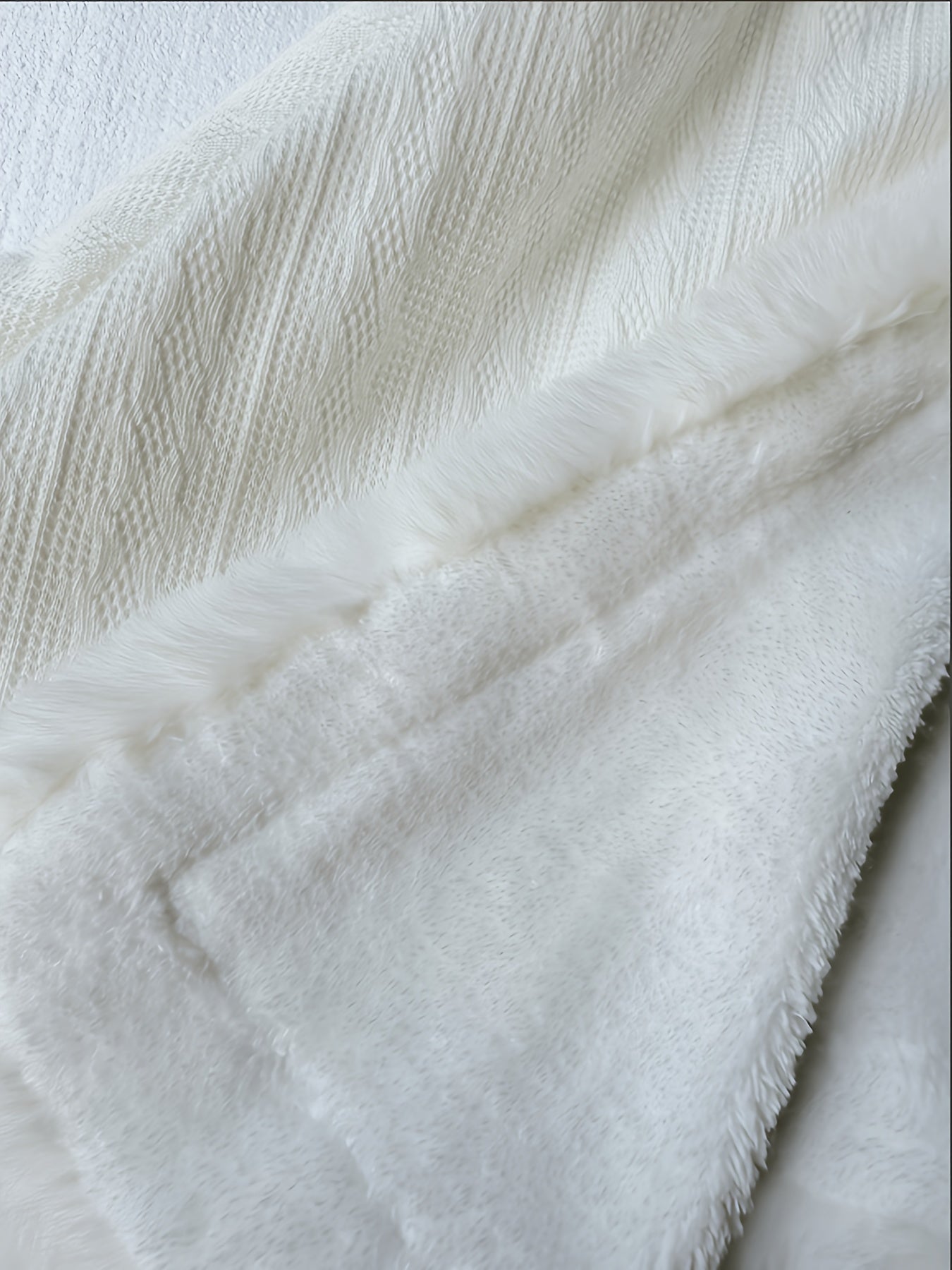 Capa de veludo elegante para mulheres - Casaco de inverno quente de pele sintética com capuz ajustável, mangas compridas e bolsos frontais para moda outono/inverno, roupa exterior aconchegante, moda aconchegante, estilo sofisticado, textura suave