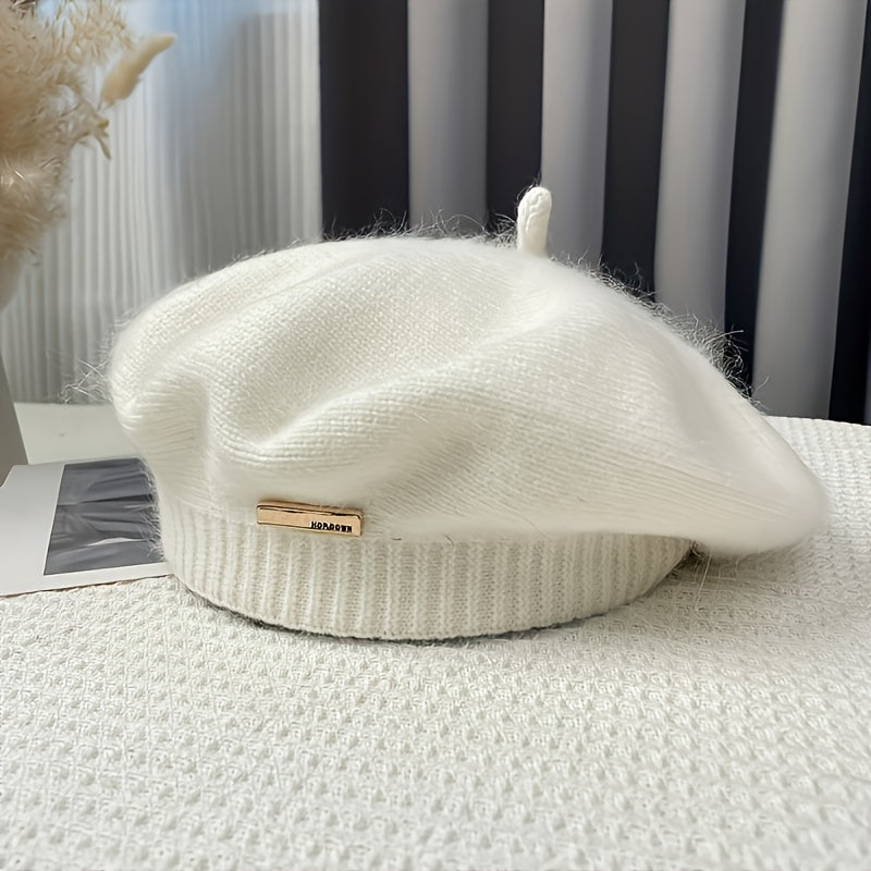 Chapéu de beret vintage estilo britânico para mulheres, em acrílico peludo com emblema metálico, design elástico em nuvem para aquecer, adequado para lazer ao ar livre, viagens, ciclismo, esqui, presente ideal para o Natal.