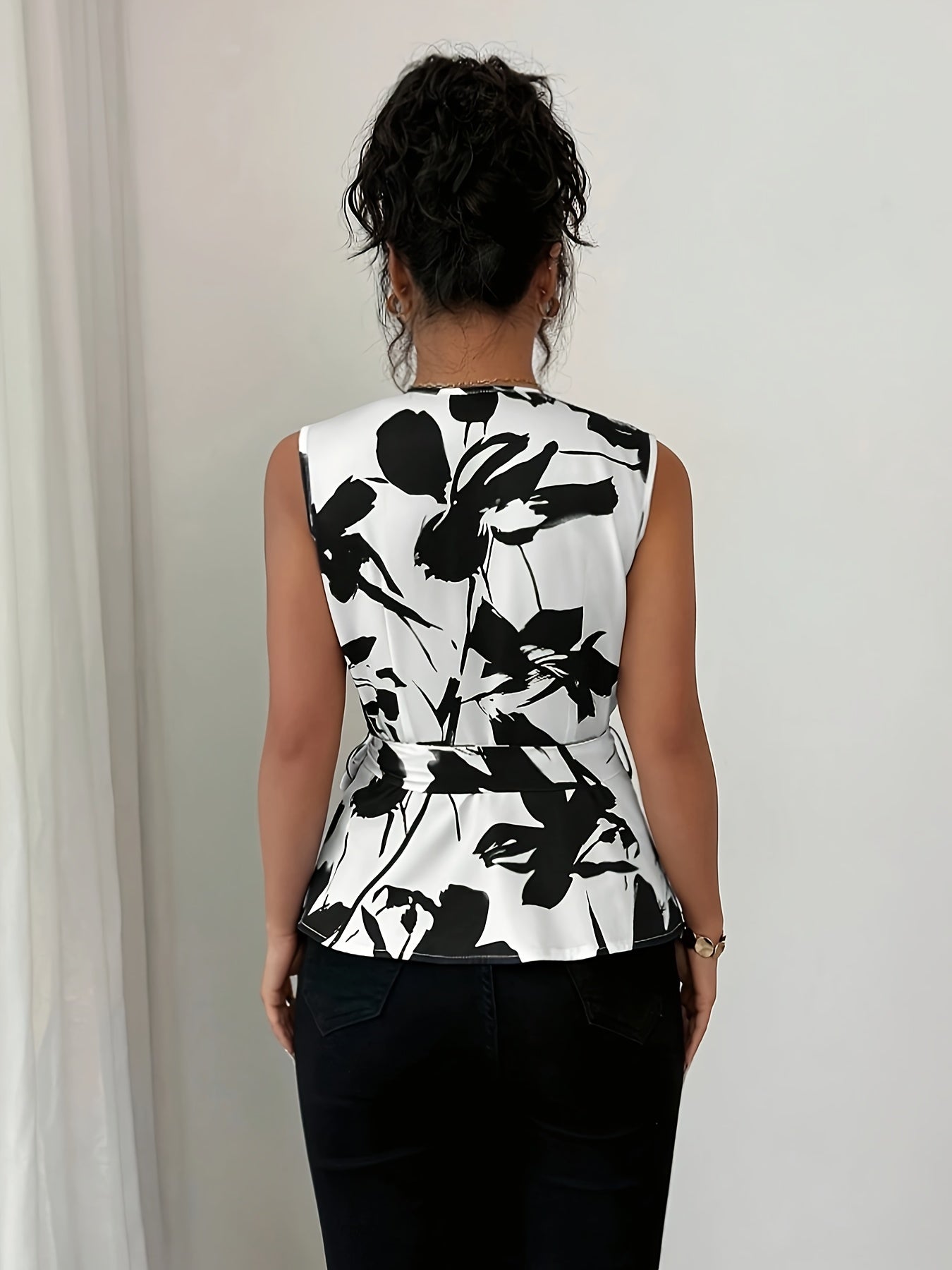Women'S Elegant V-Neck Blouse with Black & White Leaf Print - Sleeveless, Button-Up Shirt with Tie Waist, Perfect for Casual or Stylish Outfits, Casual Chic Wear | Vneck Blouse | Stylish Buttonup, Elegant Blouse For Women, Pretty Blouse For Women, Peplum Top For Women, Bell-shaped Blouse From Waist, Green Elegant Blouse For Women, Crossed Blouse For Women