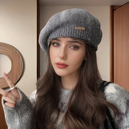 Chapéu de beret vintage estilo britânico para mulheres, em acrílico peludo com emblema metálico, design elástico em nuvem para aquecer, adequado para lazer ao ar livre, viagens, ciclismo, esqui, presente ideal para o Natal.