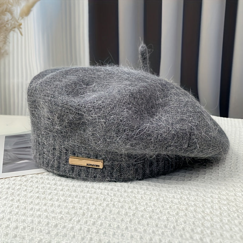 Chapéu de beret vintage estilo britânico para mulheres, em acrílico peludo com emblema metálico, design elástico em nuvem para aquecer, adequado para lazer ao ar livre, viagens, ciclismo, esqui, presente ideal para o Natal.