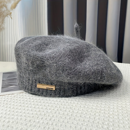 Chapéu de beret vintage estilo britânico para mulheres, em acrílico peludo com emblema metálico, design elástico em nuvem para aquecer, adequado para lazer ao ar livre, viagens, ciclismo, esqui, presente ideal para o Natal.