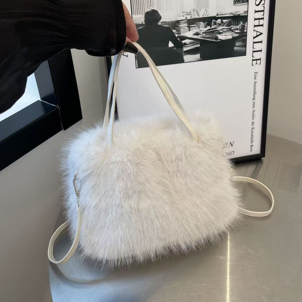 A Plush Women'S Shoulder Bag, a Stylish Autumn And Winter Hand-Held Bucket Crossbody Fur Bag, a Versatile Solid Color Faux Fox Fur Large Capacity Tote Bag, Available in Six Colors Suitable for Daily Commuting, Parties, Christmas, Thanksgiving, And Halloween.