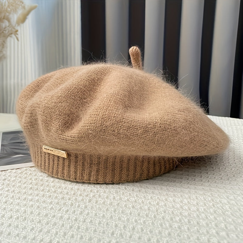 Chapéu de beret vintage estilo britânico para mulheres, em acrílico peludo com emblema metálico, design elástico em nuvem para aquecer, adequado para lazer ao ar livre, viagens, ciclismo, esqui, presente ideal para o Natal.