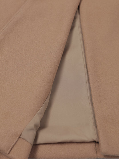 Casaco Longo Elegante Feminino para Inverno - Gola de Lapela e Botões Frontais, Trench Coat Sobretudo Sob Medida, Para Uso Formal e Casual, Lavável na Máquina (Detalhe de Bolso) - Roupa de Outono/Inverno