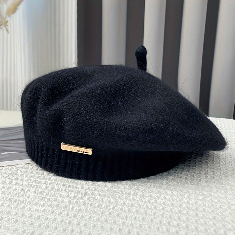 Chapéu de beret vintage estilo britânico para mulheres, em acrílico peludo com emblema metálico, design elástico em nuvem para aquecer, adequado para lazer ao ar livre, viagens, ciclismo, esqui, presente ideal para o Natal.