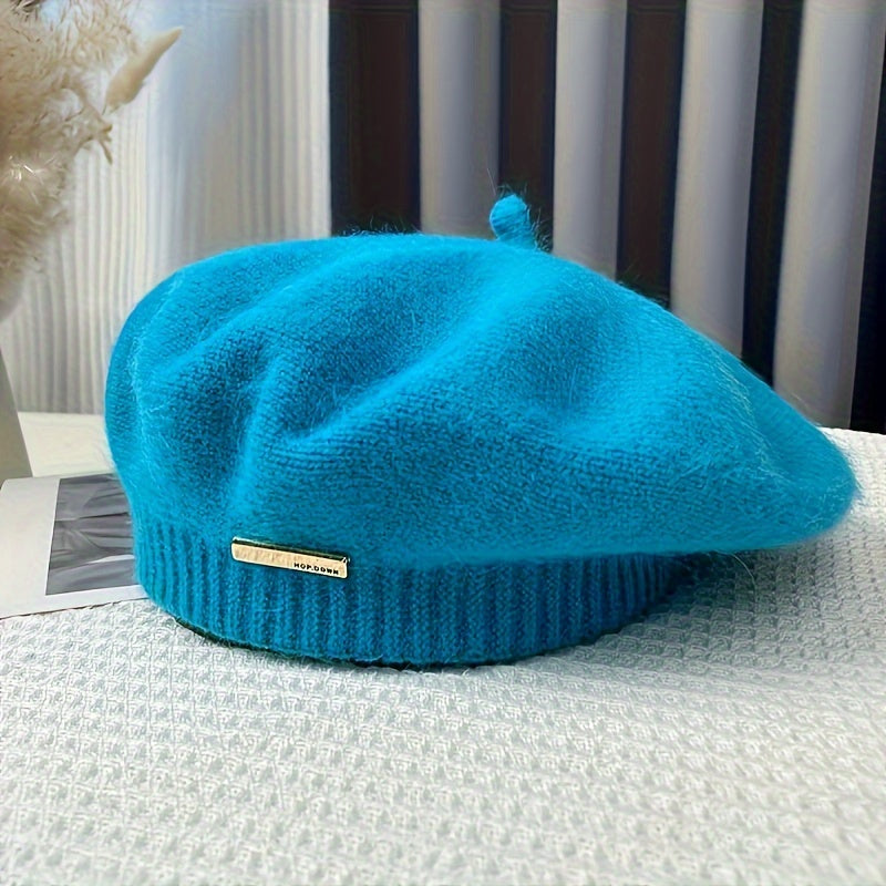 Chapéu de beret vintage estilo britânico para mulheres, em acrílico peludo com emblema metálico, design elástico em nuvem para aquecer, adequado para lazer ao ar livre, viagens, ciclismo, esqui, presente ideal para o Natal.