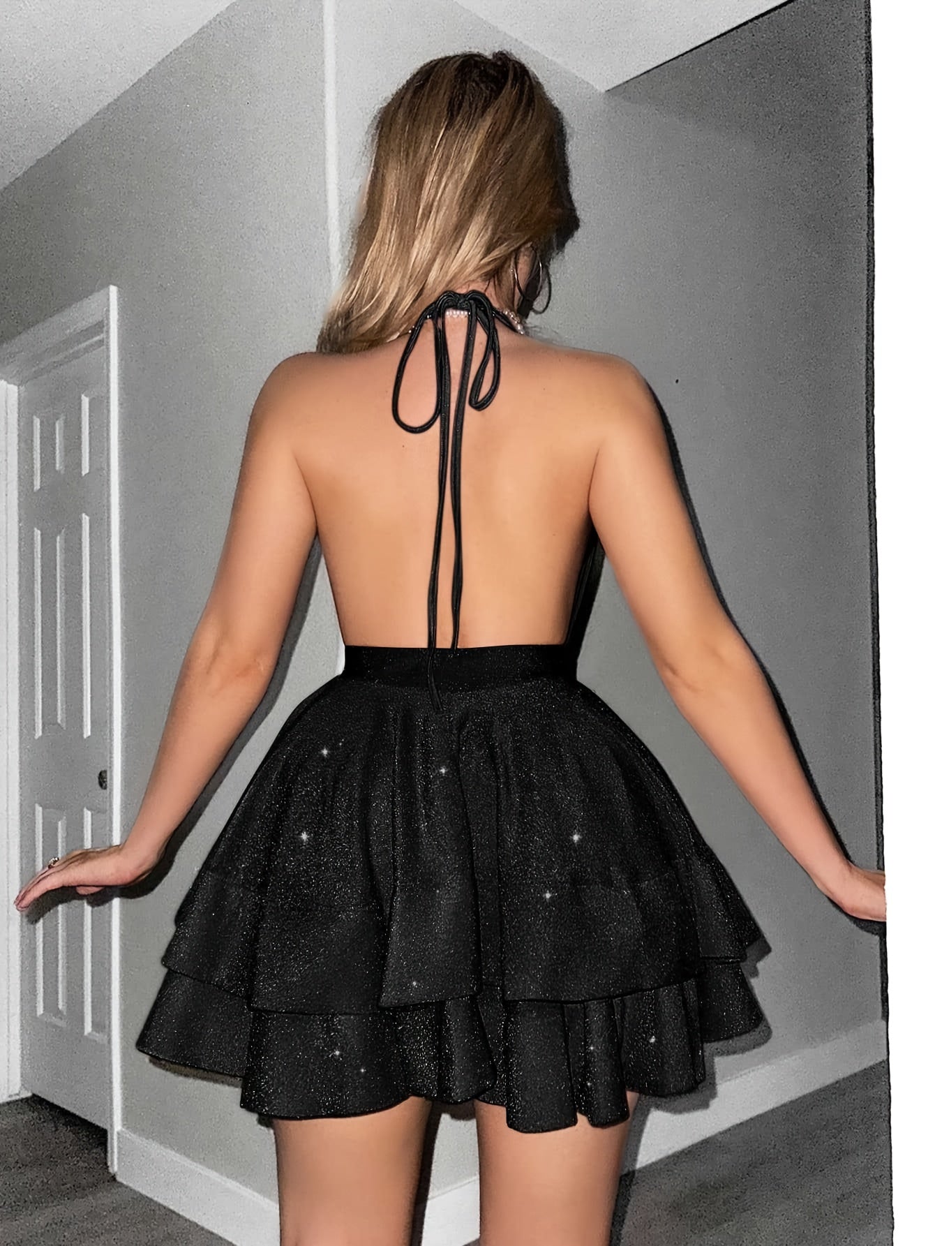 Vestido mini vermelho elegante com decote off-shoulder e franzido para mulheres - Sexy decote em V profundo, design sem costas, saia fluída, perfeito para festas e eventos de primavera/verão, vestido de festa | Textura franzida | Tecido de poliéster