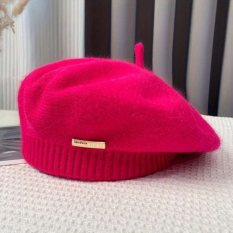 Chapéu de beret vintage estilo britânico para mulheres, em acrílico peludo com emblema metálico, design elástico em nuvem para aquecer, adequado para lazer ao ar livre, viagens, ciclismo, esqui, presente ideal para o Natal.