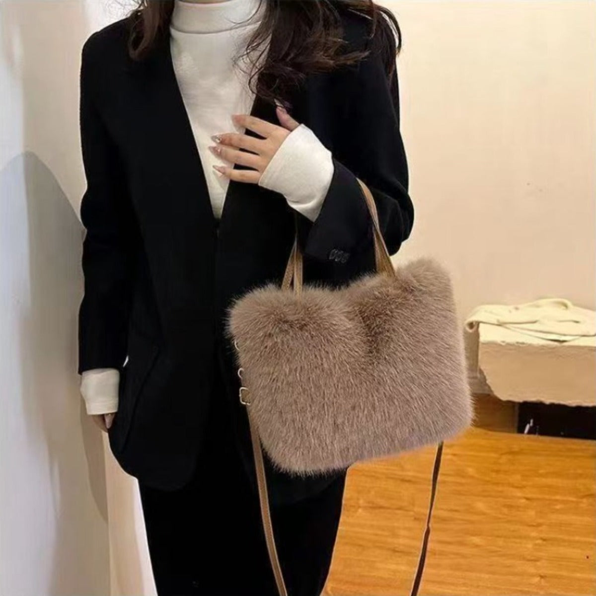 A Plush Women'S Shoulder Bag, a Stylish Autumn And Winter Hand-Held Bucket Crossbody Fur Bag, a Versatile Solid Color Faux Fox Fur Large Capacity Tote Bag, Available in Six Colors Suitable for Daily Commuting, Parties, Christmas, Thanksgiving, And Halloween.