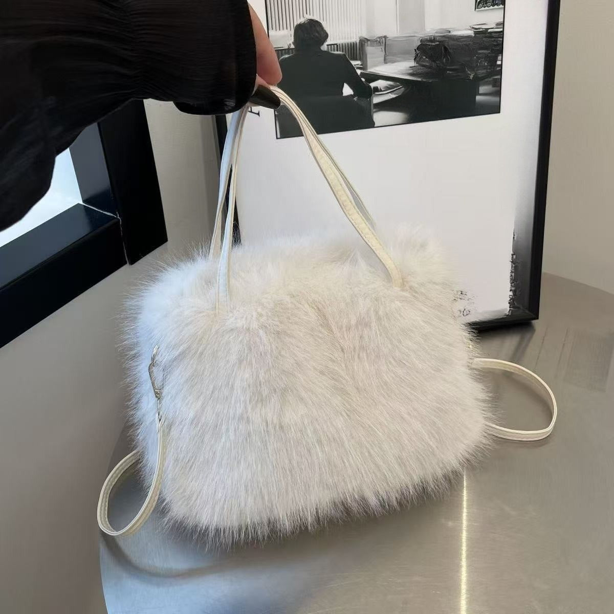 A Plush Women'S Shoulder Bag, a Stylish Autumn And Winter Hand-Held Bucket Crossbody Fur Bag, a Versatile Solid Color Faux Fox Fur Large Capacity Tote Bag, Available in Six Colors Suitable for Daily Commuting, Parties, Christmas, Thanksgiving, And Halloween.