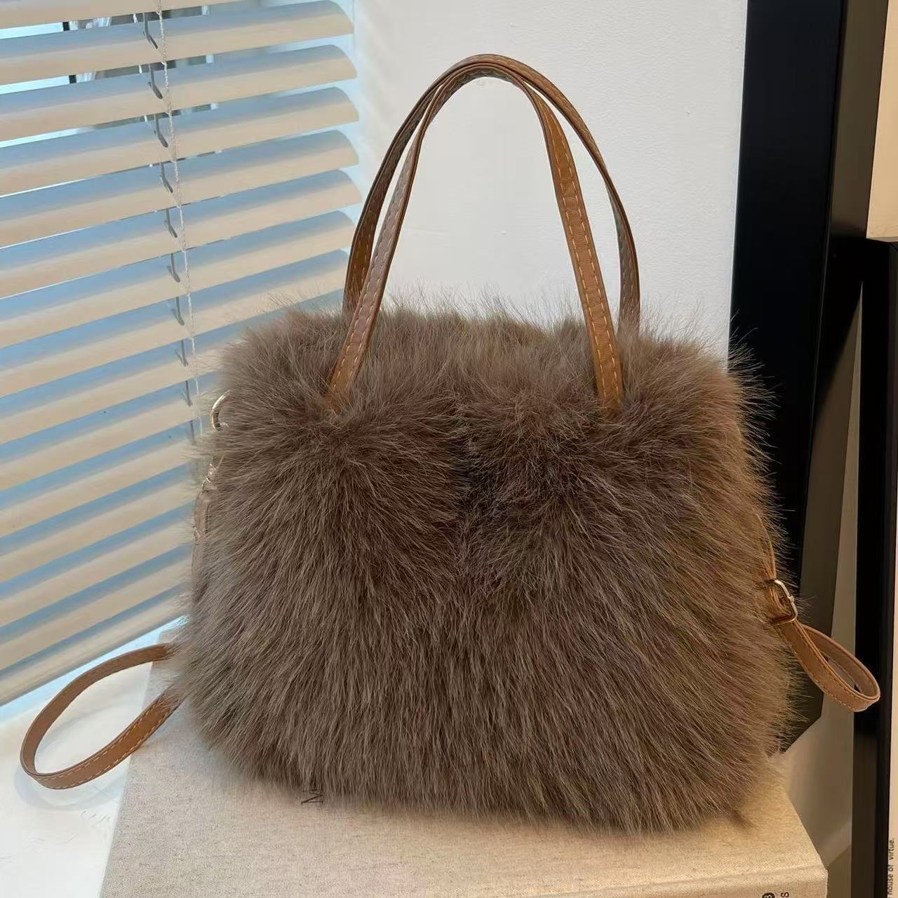 A Plush Women'S Shoulder Bag, a Stylish Autumn And Winter Hand-Held Bucket Crossbody Fur Bag, a Versatile Solid Color Faux Fox Fur Large Capacity Tote Bag, Available in Six Colors Suitable for Daily Commuting, Parties, Christmas, Thanksgiving, And Halloween.