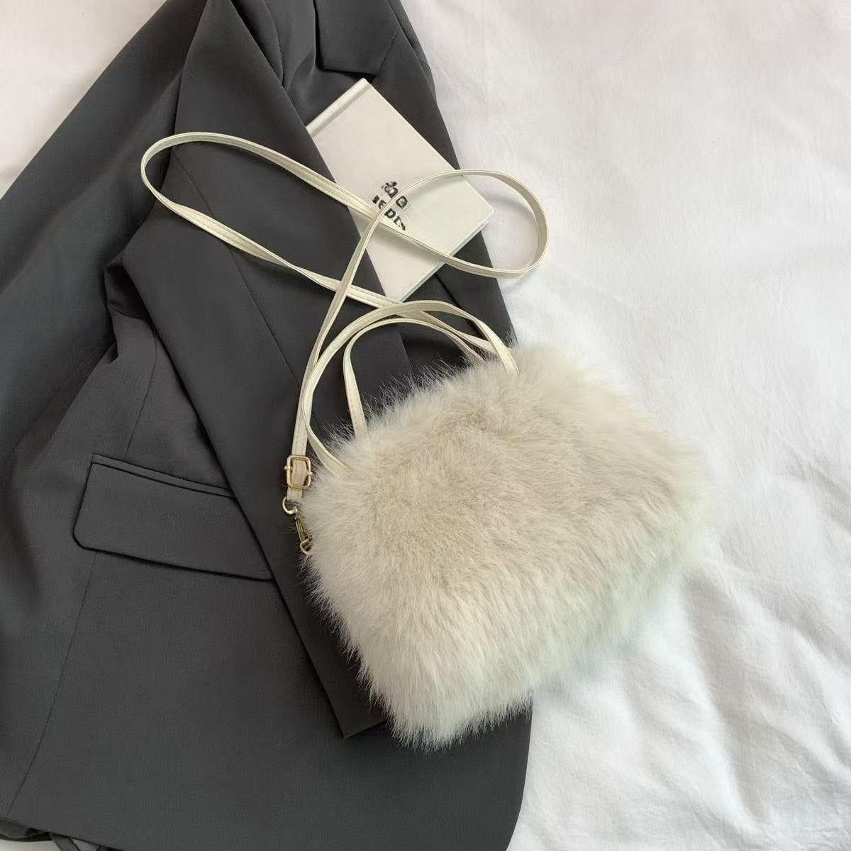 A Plush Women'S Shoulder Bag, a Stylish Autumn And Winter Hand-Held Bucket Crossbody Fur Bag, a Versatile Solid Color Faux Fox Fur Large Capacity Tote Bag, Available in Six Colors Suitable for Daily Commuting, Parties, Christmas, Thanksgiving, And Halloween.