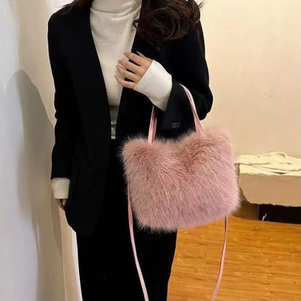A Plush Women'S Shoulder Bag, a Stylish Autumn And Winter Hand-Held Bucket Crossbody Fur Bag, a Versatile Solid Color Faux Fox Fur Large Capacity Tote Bag, Available in Six Colors Suitable for Daily Commuting, Parties, Christmas, Thanksgiving, And Halloween.